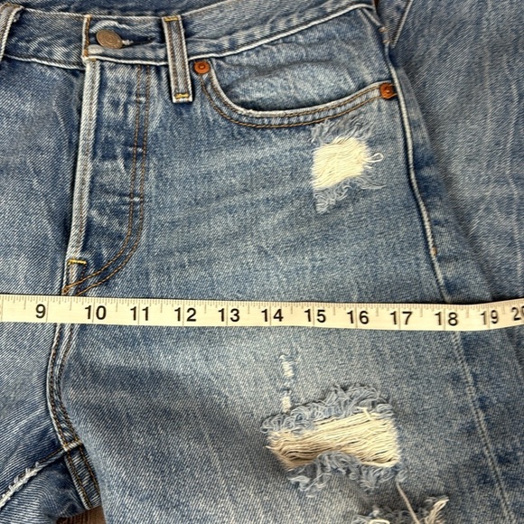 Women’s Levi’s Wedgie Icon Distressed Jeans - Picture 9 of 12